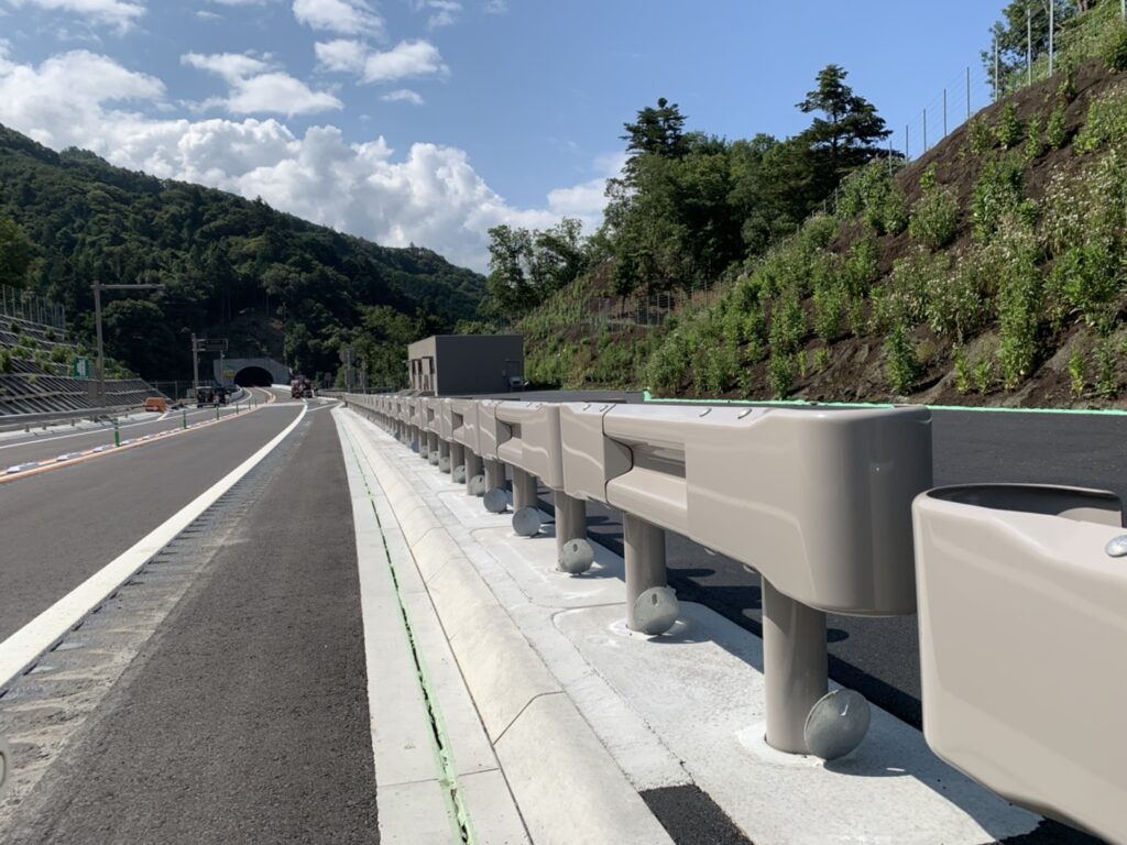 高速道路から一般道まで幅広く対応可能な埋設専用基礎画像