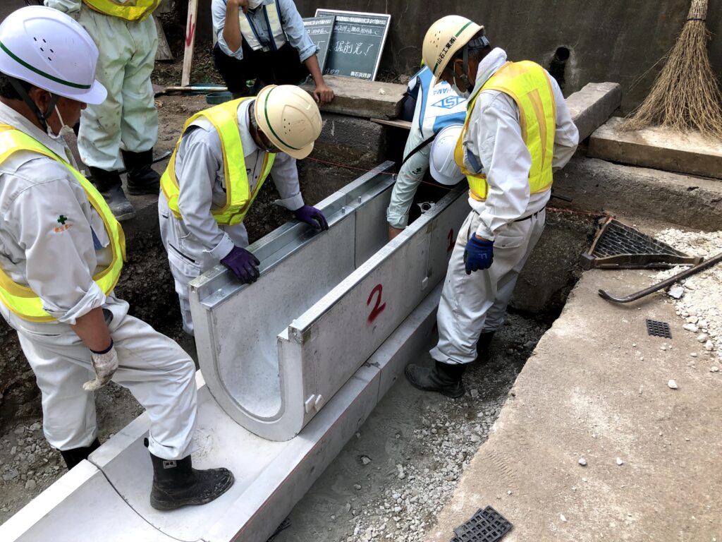 機能性横断側溝の施工風景