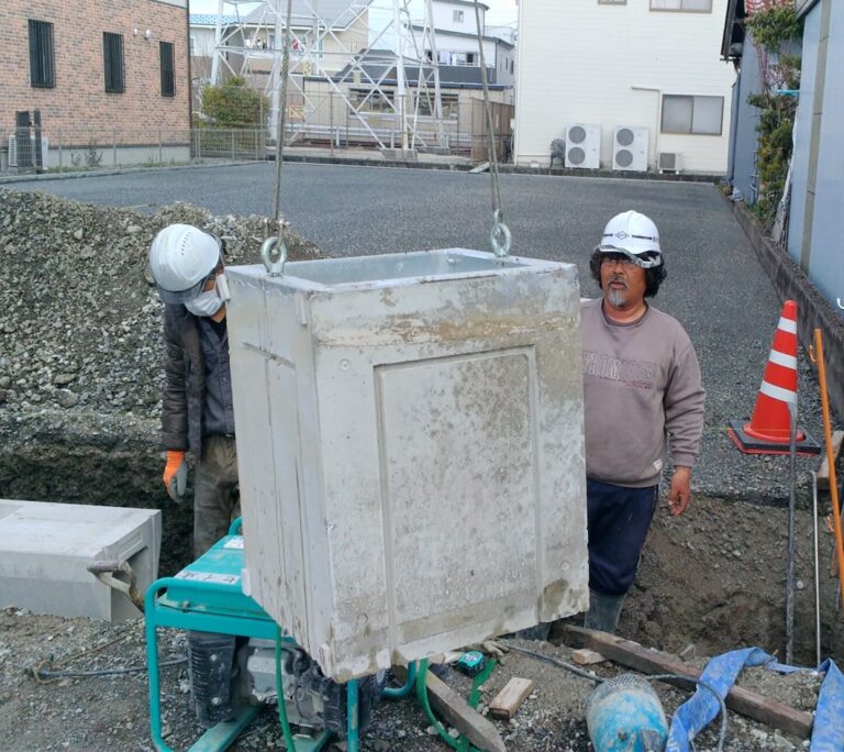 吊り上げ及び据え付け
